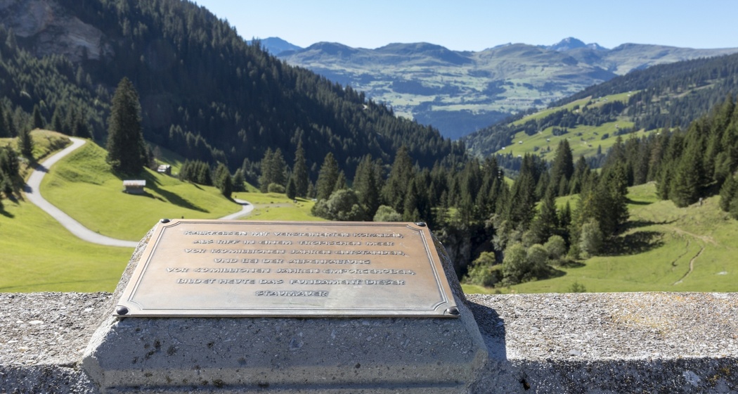 Staumauer vom Lag da Pigniu mit den Zeichnungen von Suworow