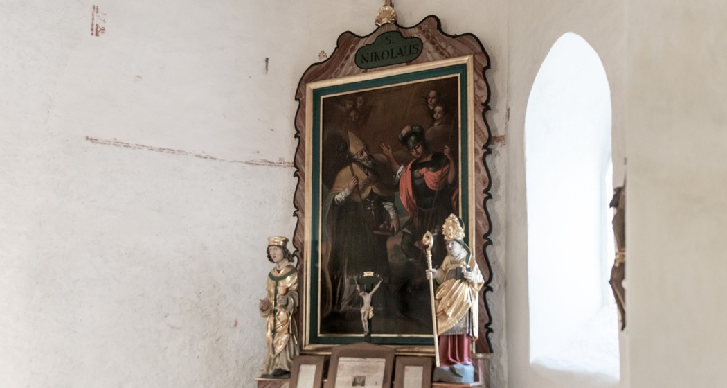 Schätze beim Altar, Katholische Wegkapelle Sogn Clau in Rueun