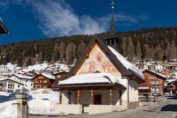 Kapelle St. Maria im Winter in Ruschein
