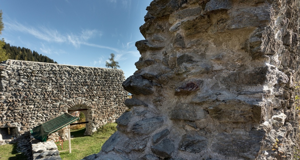 Ruine Frauenberg in Ruschein