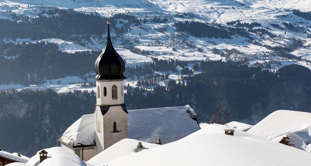Katholische Pfarrkirche St. Florinus in Siat im Winter