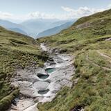 Alp Mora, potholes