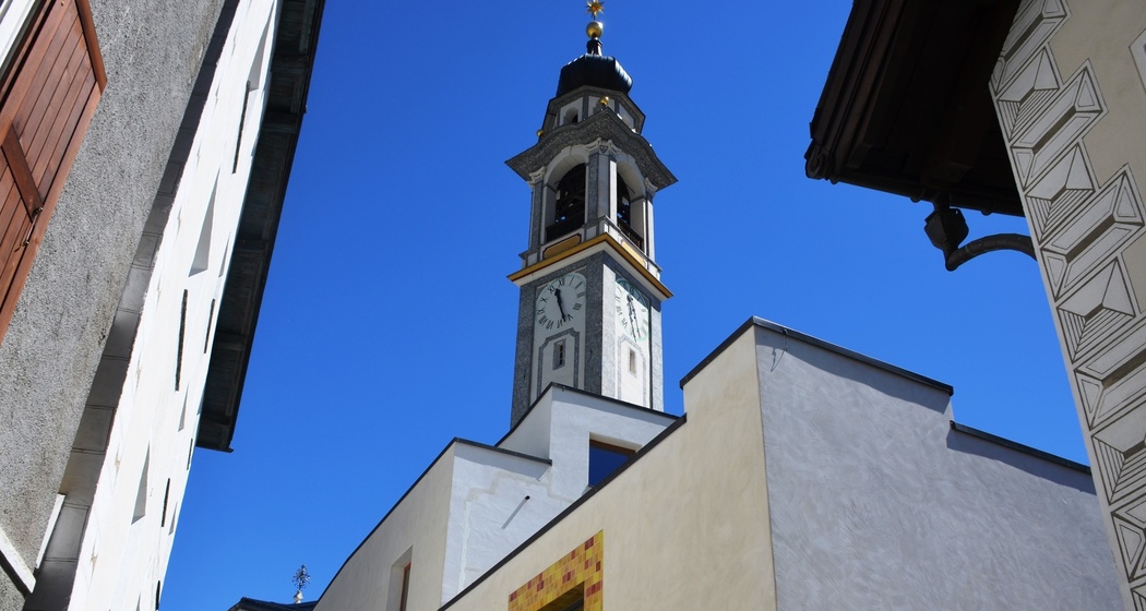 Kirchturm mit Mineralbad