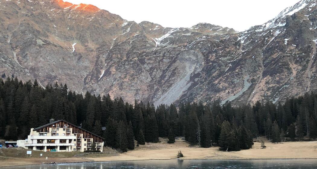 Il laghetto di fronte all'hotel d'inverno. ATTENZIONE: pattinare sul lago a proprio rischio e pericolo
