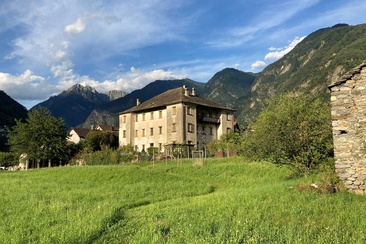 Il palazzo si trova in un area tranquilla e verdeggiante.