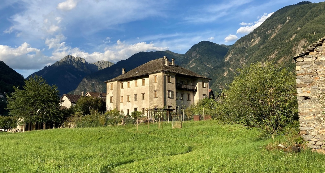 Il palazzo si trova in un area tranquilla e verdeggiante.