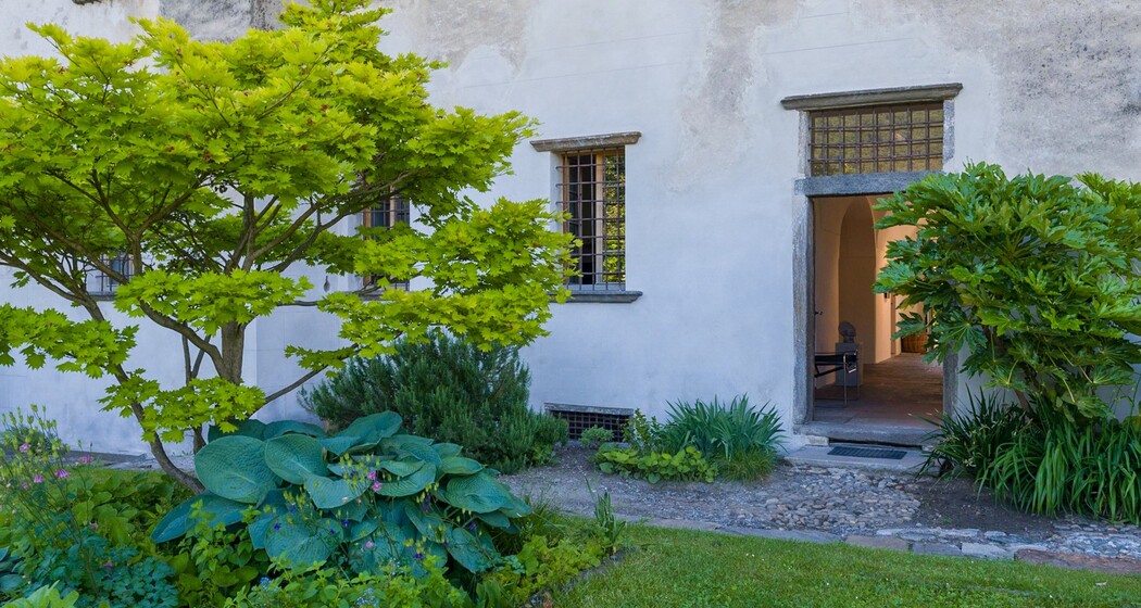 Alcuni dettagli del giardino del palazzo.