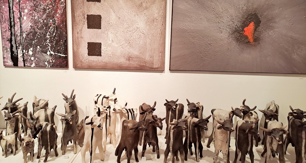 Gemälde und Keramik