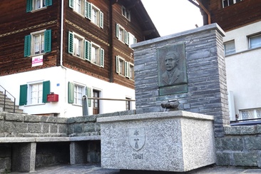 Aufnahme vom Denkmal Alfons Tuor