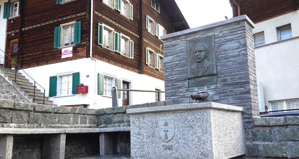 Aufnahme vom Denkmal Alfons Tuor