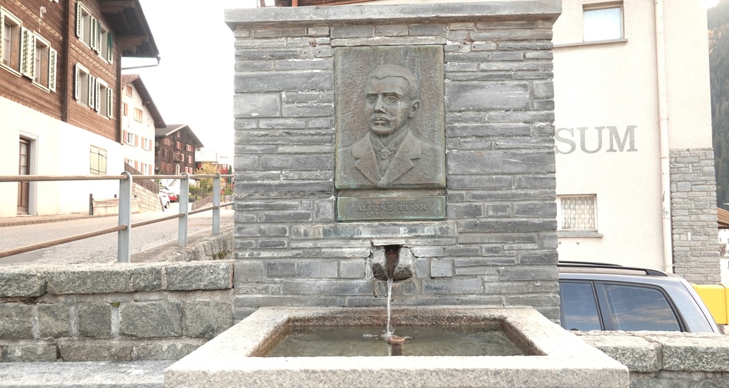 Aufnahme vom Denkmal Alfons Tuor