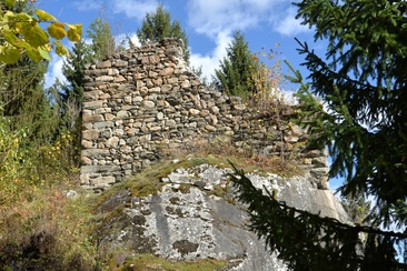 Aufnahme der Burgruine La Tuor in Clavadi im Sommer.