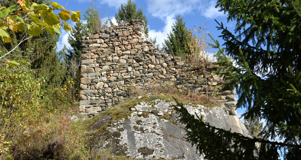 Aufnahme der Burgruine La Tuor in Clavadi im Sommer.