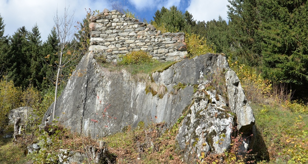 Aufnahme der Burgruine La Tuor in Clavadi im Sommer.