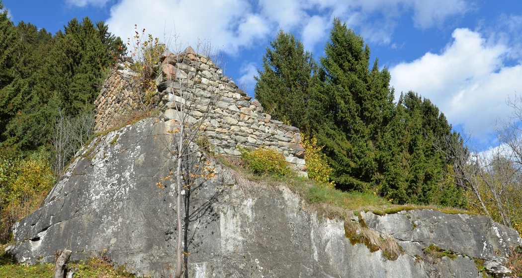 Aufnahme der Burgruine La Tuor in Clavadi im Sommer.