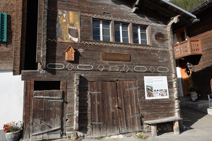 Aussenansicht der alten Käserei in Sogn Benedetg