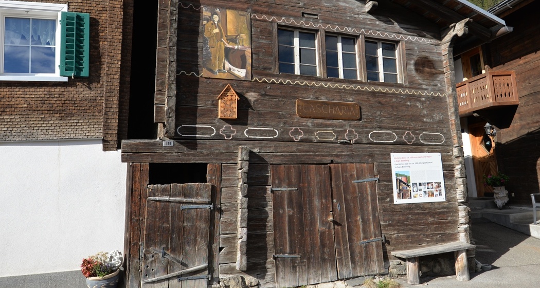 Aussenansicht der alten Käserei in Sogn Benedetg