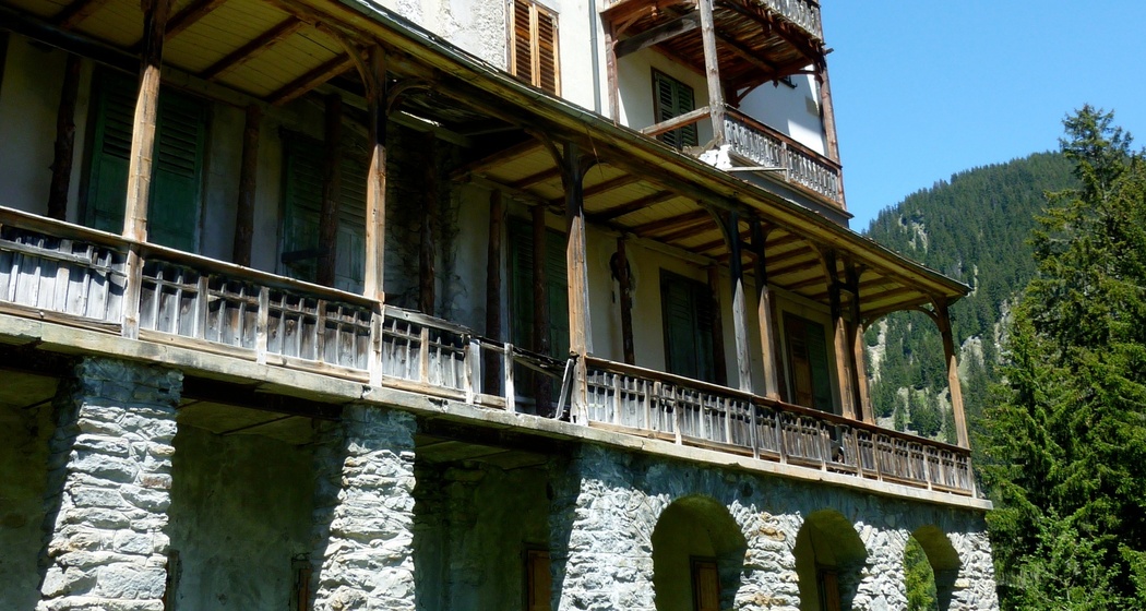 Seitenaufnahme des Tenigerbads in Val Sumvitg.