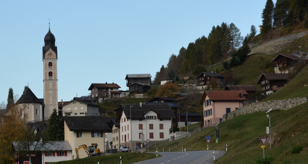 Aufnahme ausserhalb von Sumvitg mit Blick auf das Dorf