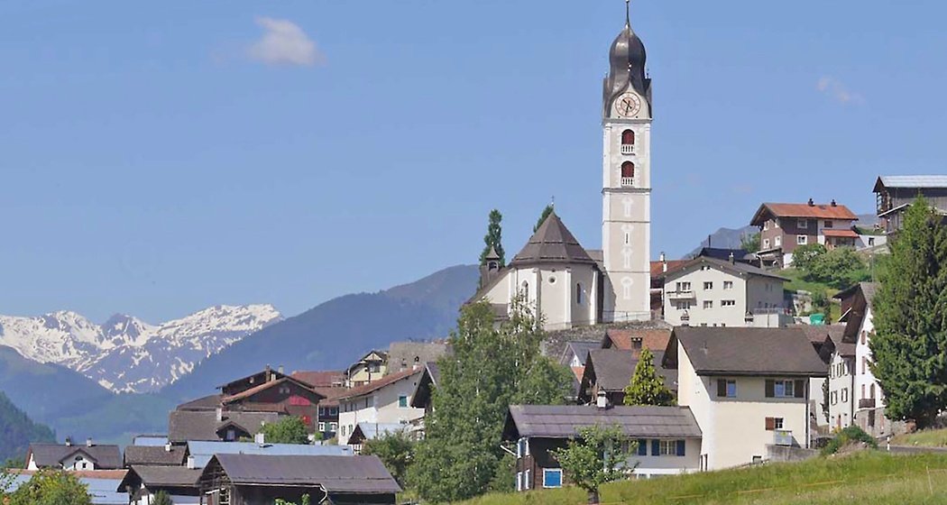 Aufnahme vom Bergdorf Sumvitg im Sommer.