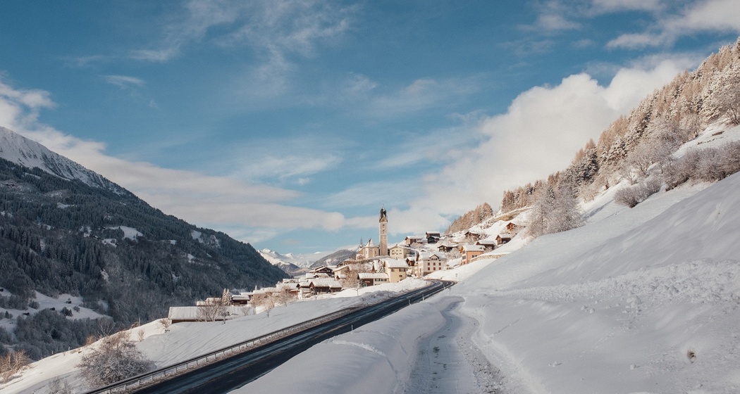 Aufnahme im Winter mit Aussicht auf das Bergdorf Sumvitg.