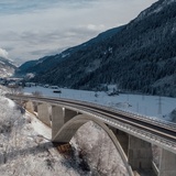 Photo en hiver du pont entre Rabius et Sumvitg.
