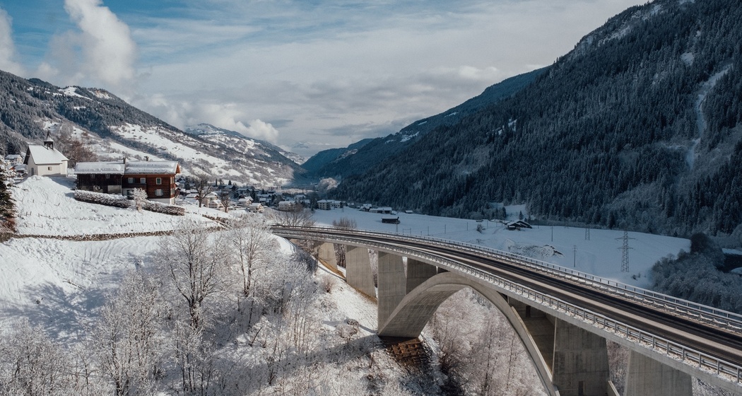 Aufnahme im Winter von der Brücke zwischen Rabius und Sumvitg.