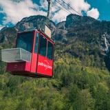 La salita attraverso le cascate del Ragnatscherbach, le ripide pareti rocciose, le cime degli alberi e i prati vale da sola un giro con la funivia.