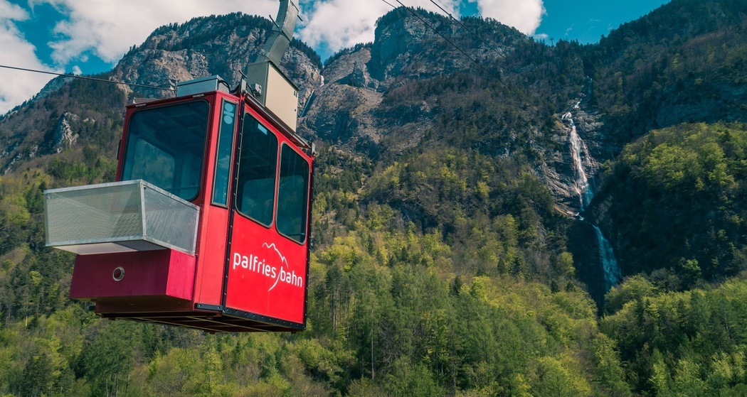 Allein schon die Bergfahrt über die Wasserfälle des Ragnatscherbaches, die steilen Felswände, Baumwipfel und Wiesen sind eine Fahrt mit der Seilbahn wert.