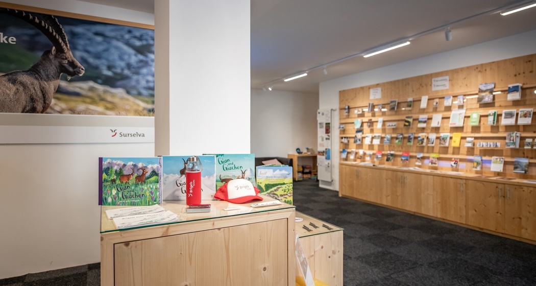 Innenaufnahme des Infobüros/Post Brigels