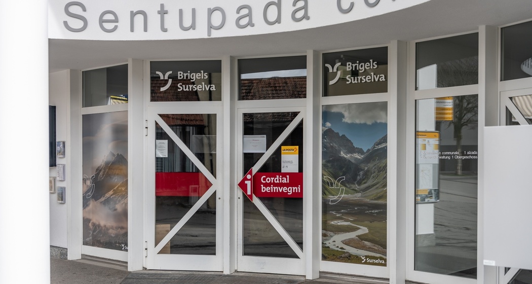 Aussenaufnahme des Infobüros/Post Brigels