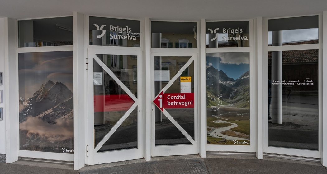 Aussenaufnahme des Infobüros/Post Brigels