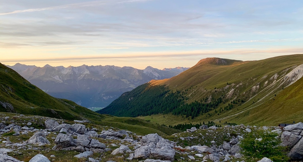 Etappe 10: Aufstieg von der Chamanna Ela zum Pass, mit Blick auf Schmitten im Albulatal