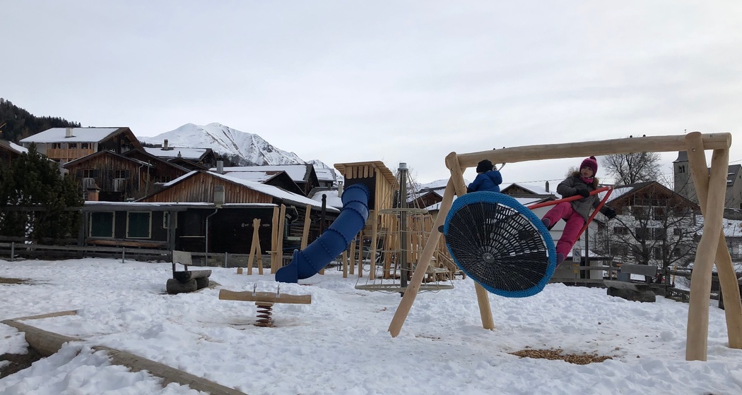 Spielplatz Feldis im Winter