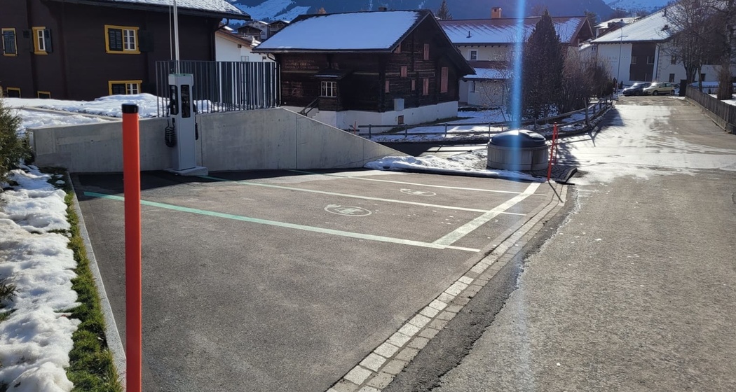 Aufnahme der Elektroautoladestation in der Via Ruast, Brigels