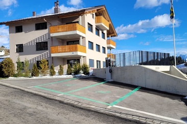 Aufnahme der Elektroautoladestation in der Via Ruast, Brigels