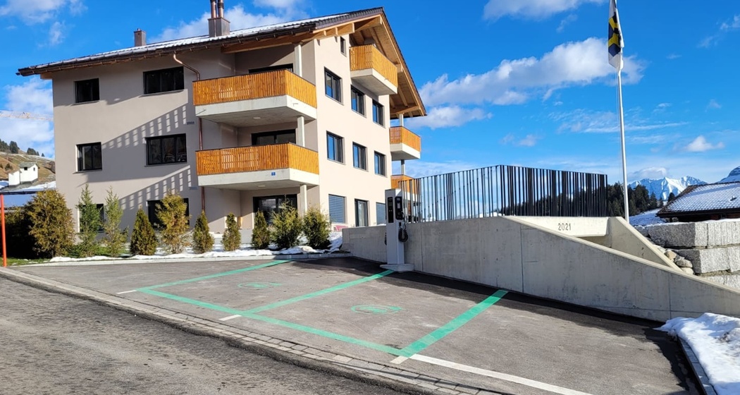 Aufnahme der Elektroautoladestation in der Via Ruast, Brigels