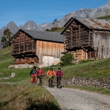 Genussvolle Fahrt von Brigels in Richtung Waltensburg. Schon bald befindest du dich bei der Ruina Grotta, der Burgruine in der senkrechten Felswand.