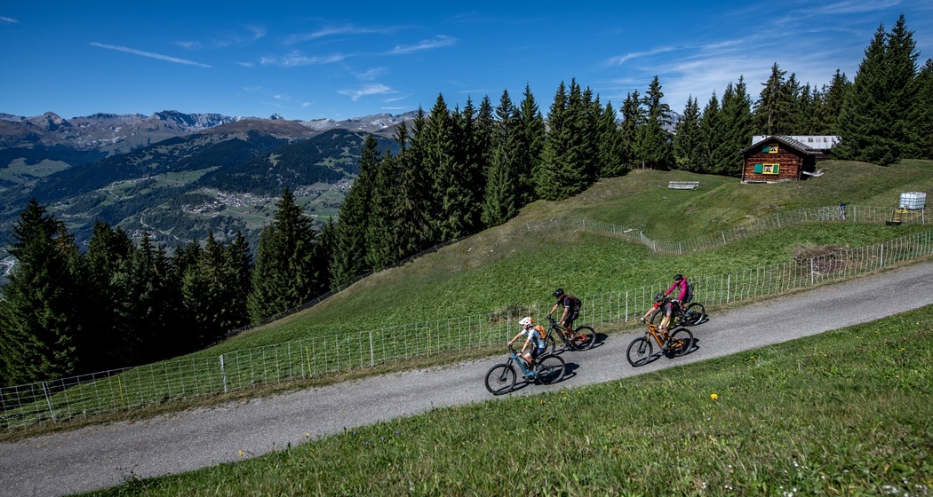 Gemeinsam unterwegs in den Maiensässen von Riein