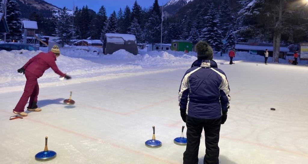 Eisstockschiessen in Sur En