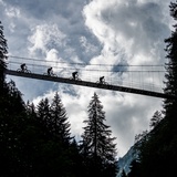 Passerelle suspendue à Tersnaus, où Nino Schurter a grandi