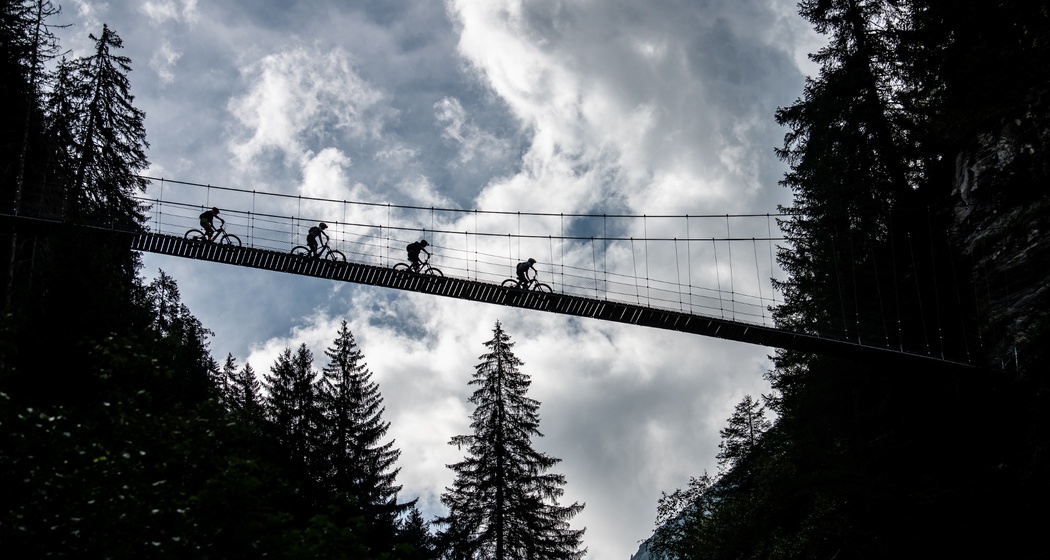 Hängebrücke bei Tersnaus, wo Nino Schurter aufgewachsen ist