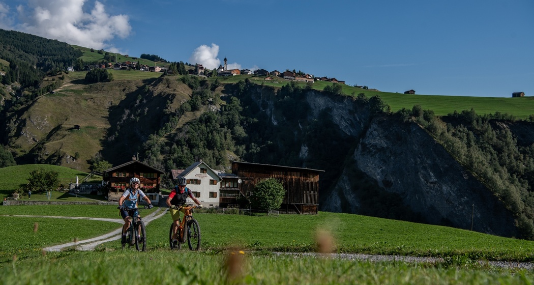 Die Val Lumnezia im Sonnenlicht