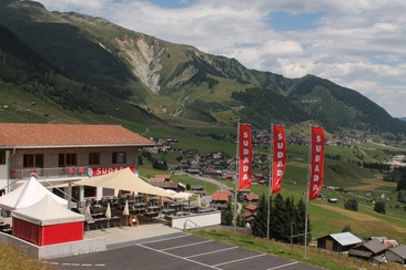 sonnige Terrasse im Sommer
