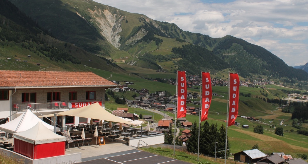 sonnige Terrasse im Sommer