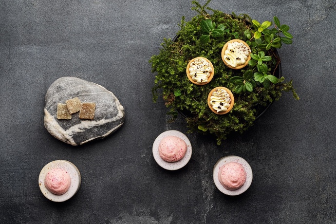 L'agriculture, les champs, la culture et la gastronomie comme un cycle permanent : la philosophie culinaire de Rebecca commence dès les semailles et la culture biologique des légumes et des fruits des champs ainsi que l'élevage respectueux des animaux de sa ferme. C'est là que naissent des voyages culinaires, des perceptions alimentaires, autour de l'offre de l'espace alpin.