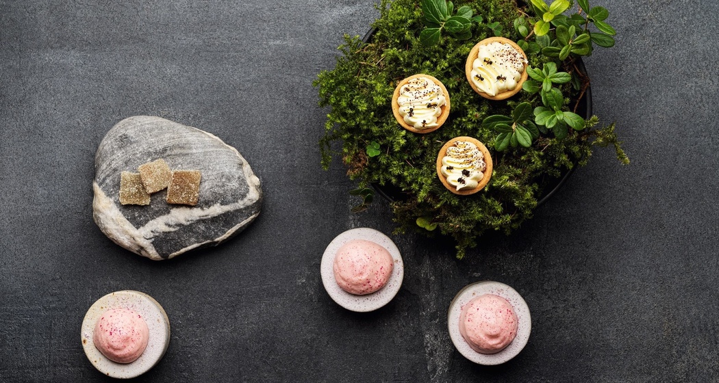 Landwirtschaft, Acker, Kultur und Gastronomie als beständiger Kreislauf: Rebecca’s Kochphilosophie beginnt bereits bei der Saat und biologischen Kultivierung von Gemüsen und Feldfrüchten sowie der respektvollen Haltung ihrer Hoftiere. Hier entstehen kulinarische Reisen, Esswahrnehmungen, rund um das Angebot im Alpinen Raum.