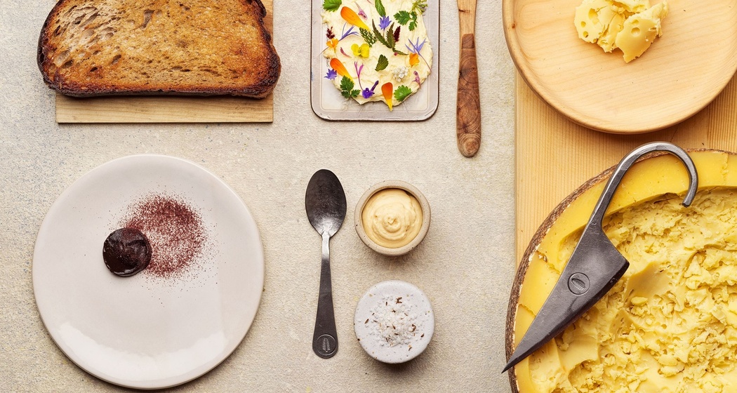 Landwirtschaft, Acker, Kultur und Gastronomie als beständiger Kreislauf: Rebecca’s Kochphilosophie beginnt bereits bei der Saat und biologischen Kultivierung von Gemüsen und Feldfrüchten sowie der respektvollen Haltung ihrer Hoftiere. Hier entstehen kulinarische Reisen, Esswahrnehmungen, rund um das Angebot im Alpinen Raum.