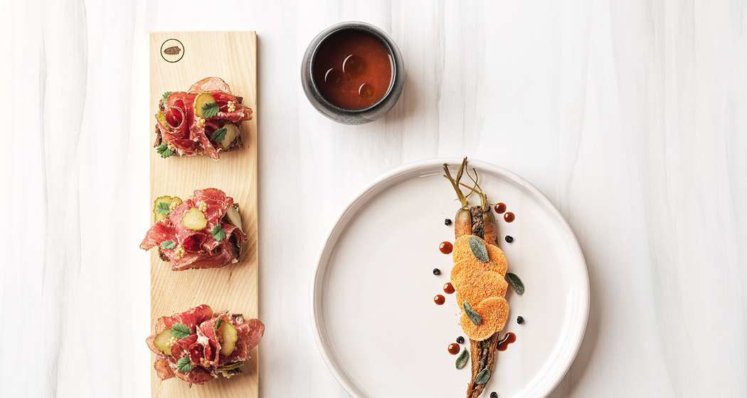 Landwirtschaft, Acker, Kultur und Gastronomie als beständiger Kreislauf: Rebecca’s Kochphilosophie beginnt bereits bei der Saat und biologischen Kultivierung von Gemüsen und Feldfrüchten sowie der respektvollen Haltung ihrer Hoftiere. Hier entstehen kulinarische Reisen, Esswahrnehmungen, rund um das Angebot im Alpinen Raum.