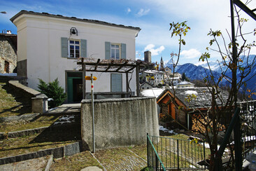 L'ostello è perfettamente incastonato nel villaggio di Santa Maria in Calanca.